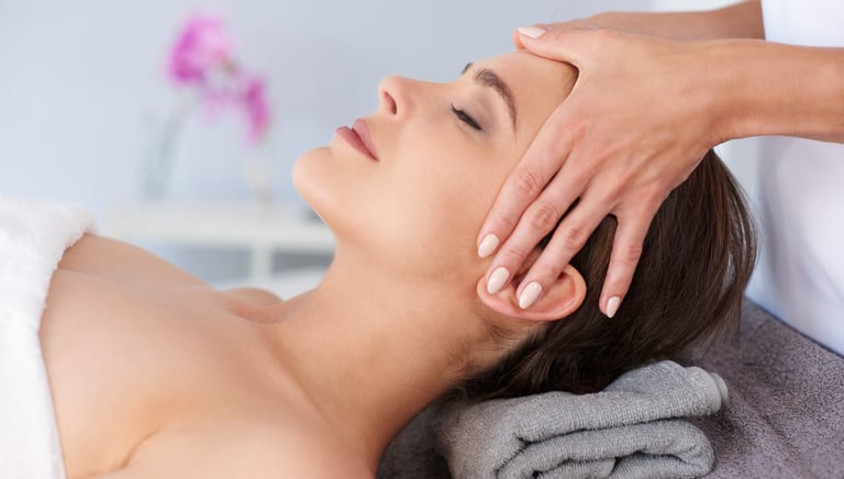 Massage de la tête d'une femme - Massage Crânien