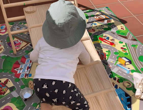 Babysitter a passear no parque com a criança