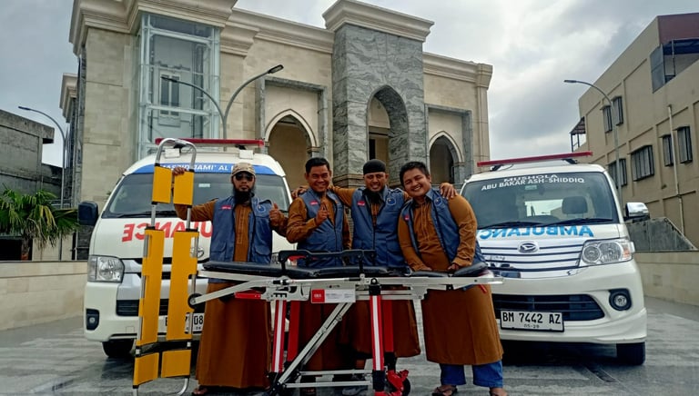 Armada dan Petugas Ambulans Gratis Masjid Jami' Al Badr