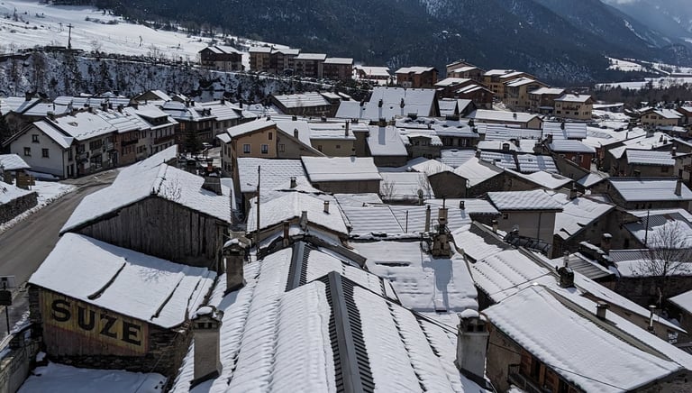 Photo prise du haut des toits enneigés