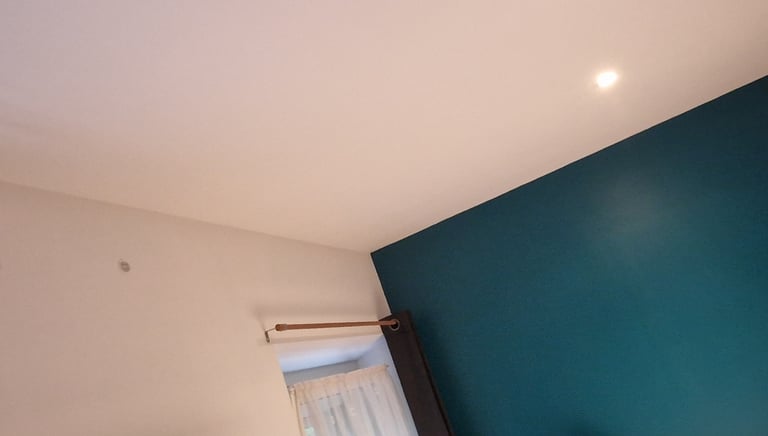 Mur de gauche peint en satiné, plafond peint en mat, mur de droite peint en bleu canard.