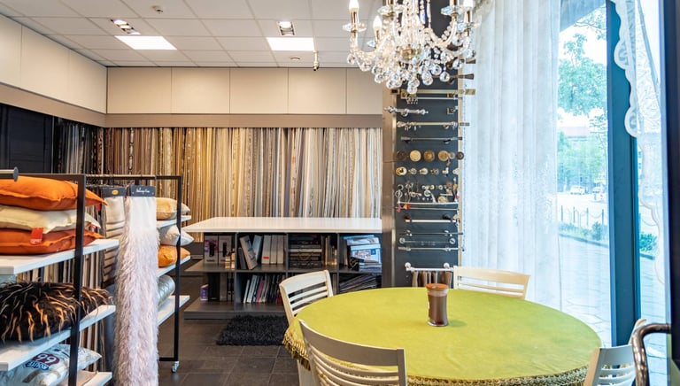 Užuolaidų salono interjeras, užuolaidų audiniai ir dekoratyvinės pagalvėlės