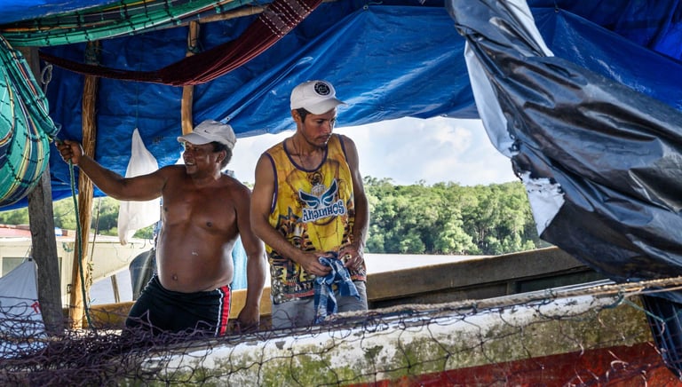 des pêcheurs brésiliens au port de Kourou en Guyane