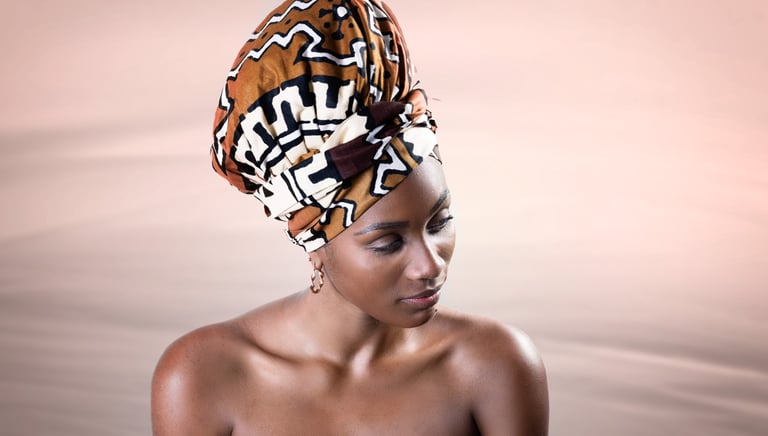 Portrait studio d'un jeune femme avec un tissu africain dans les cheveux