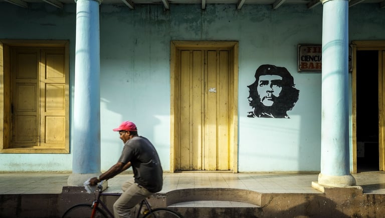 Scène de rue cubaine avec l'effigie de Che Guevara