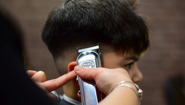 Bij dit kapsel wordt er een tondeuse over je haar heen gehaald en klaar is je kapsel