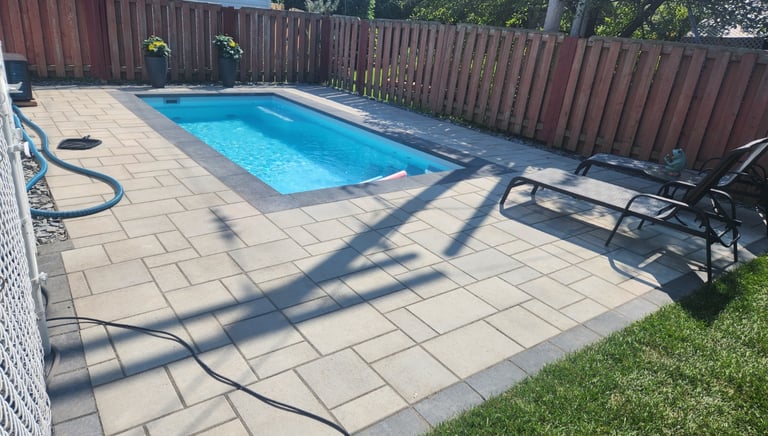 Contour-pour-piscine-creuse-pavé-uni-Montérégie