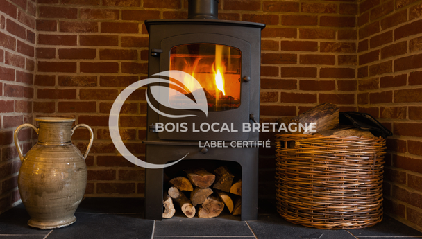 un poêle à bois avec un panier de bûches devant un mur de briques