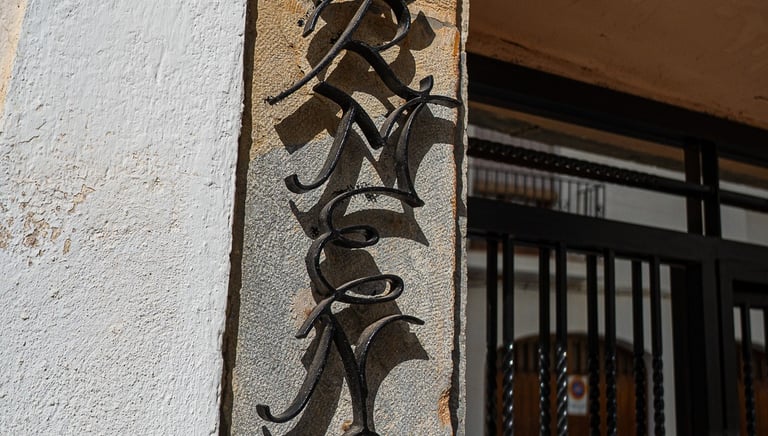 Detalle del letrero de entrada a Carmens Rural en Sant Jordi