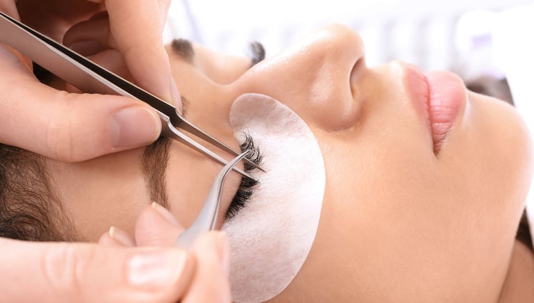 kosmetikausbildung-in-bayern Kosmetikausbildung Nageldesign Fußpflege Wimpernstylist Wimpern