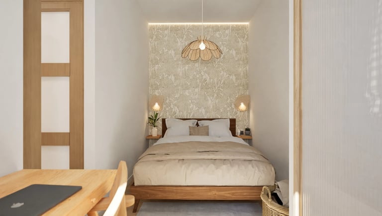 Dormitorio estrecho con cama doble, cabecero de madera y papel pintado vegetal.