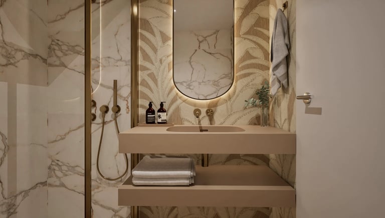 Render 3D de baño pequeño con ducha de mármol, lavabo suspendido y grifería en acabado dorado.