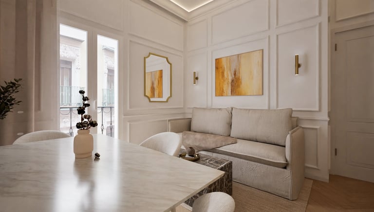 Render 3D de salón con sofá beige, molduras y cuadro ocre sobre pared panelada.