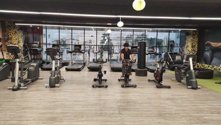 FitX1 Manikonda cardio zone featuring 7 variations of elite machines from Life Fitness and Precor.
