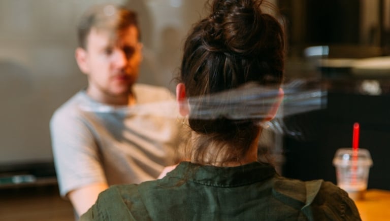 Mitarbeitende in einem intensiven Austausch während einer Session.