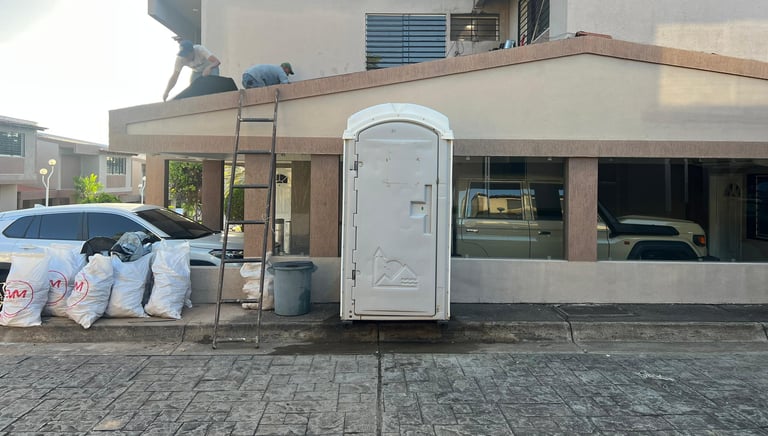 Baño portátil instalado en una obra de construcción en Venezuela
