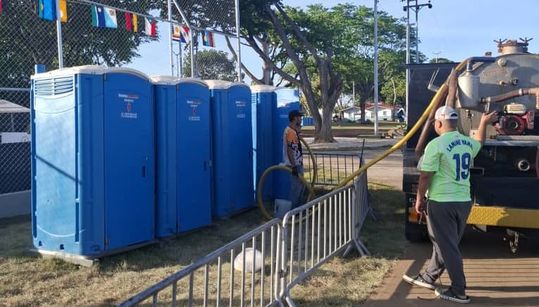 Baños portátiles instalados para un evento en Venezuela