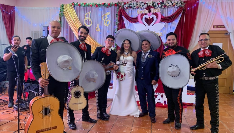 Mariachi Sentimiento Mexicano actuando en boda en Valencia con trajes tradicionales