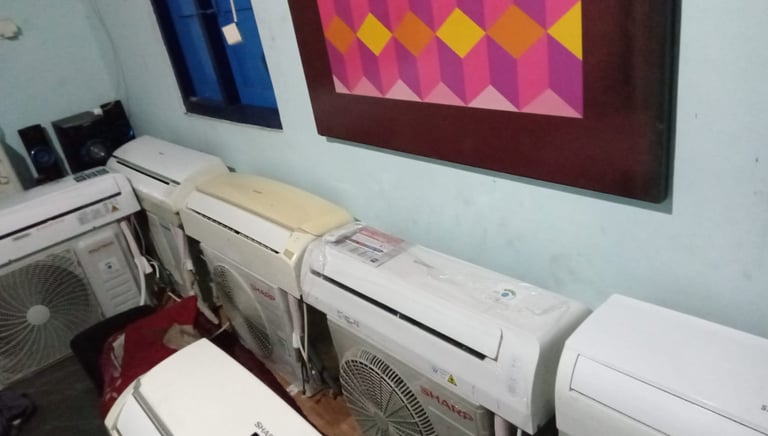 Stok AC bekas berbagai merek seperti Sharp, Samsung, Aqua di Rahma Tia Aircond Yogyakarta