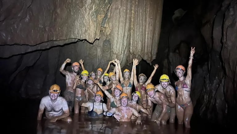 Bain de boue dans une caverne lors d'un voyage aventure au Vietnam