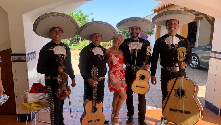 Mariachi tocando serenata de cumpleaños en Madrid