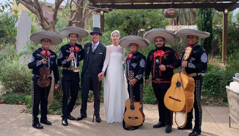 Mariachi ofreciendo serenata romántica en Madrid