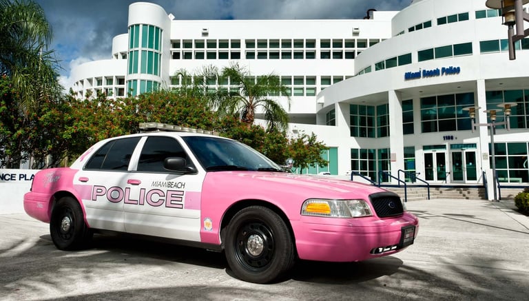 Voiture de police à rose devant le commissariat de Miami