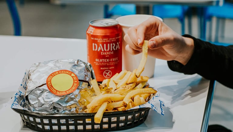 Burger sense gluten de Flipa Burger amb patates fregides i cervesa Daura