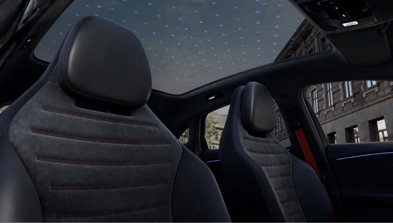 Teto panorâmico estrelado do Mercedes Classe C elétrico com iluminação ambiente premium