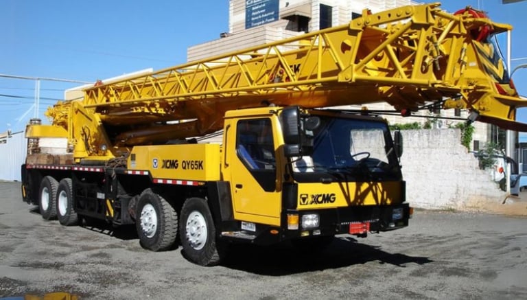 Guindaste XCMG 65 toneladas realizando içamento de estrutura metálica