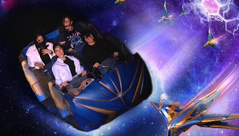 Diversión en juego mecánico durante visita a parques temáticos con Vacaciones de Café