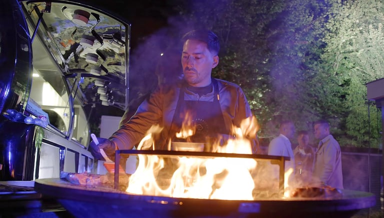 BBQ naast een Xagis foodtruck met een topchef aan de plancha.