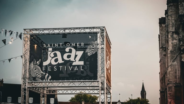 structure métallique portant le nom de l'évènement