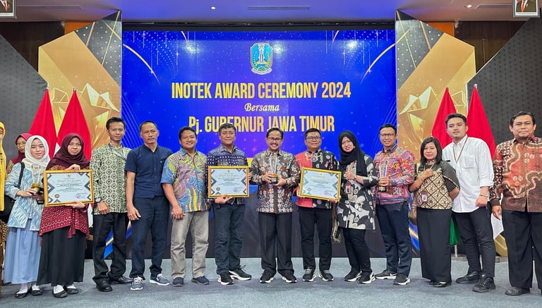 Foto Penerimaan Penghargaan INOTEK AWARD CEREMONY 2024 bersama Pj.Gubernur Jawa Timur