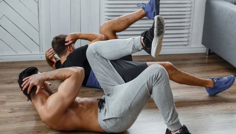 homem e mulher fazendo exercícios abdominais em casa durante treino rápido de 15 minutos para perder