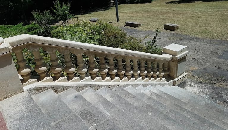 Escalier et rampes - taille de pierre - Pézenas - Hérault 