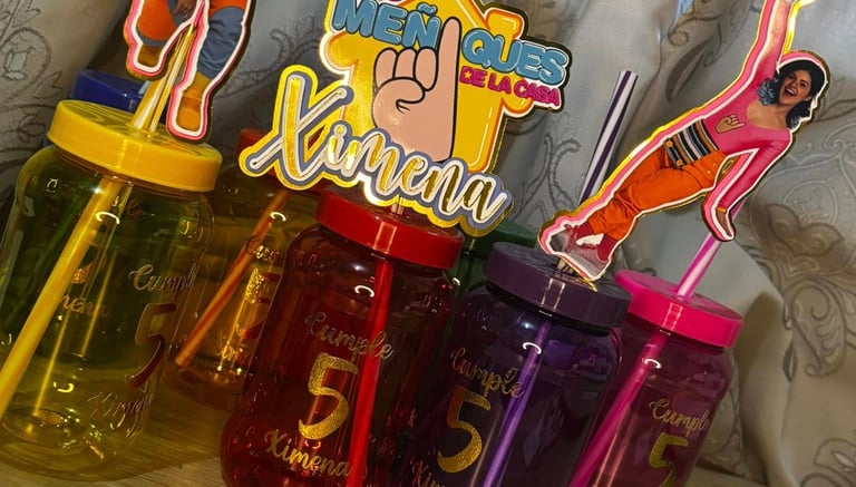 Recuerdos personalizados para fiesta de quinto cumpleaños, con frascos tipo mason jar de colores