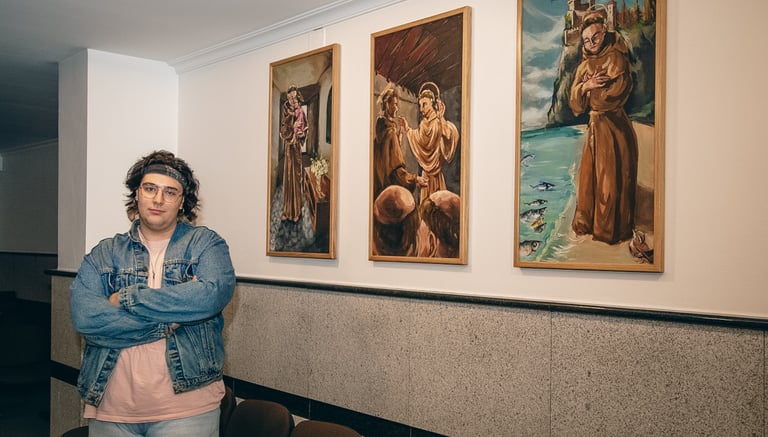 Artista Eider Iglesias con su obra instalada en una iglesia