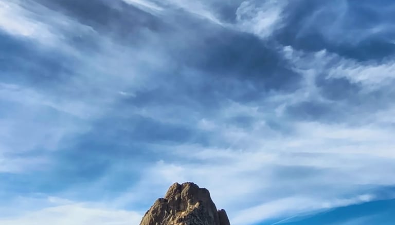 Vista de la peña de bernal con cielo azul