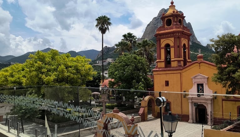 iglesia y peña de bernal desde una terraza