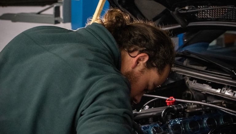 Mécanicien expert, Atelier CCB, Dijon : réparation précise de voiture de sport, service exceptionnel