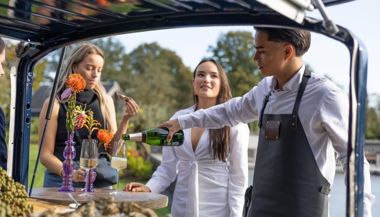 Gasten genieten van cocktails en amuses vanuit de Xagis tuc-tuc foodtruck.