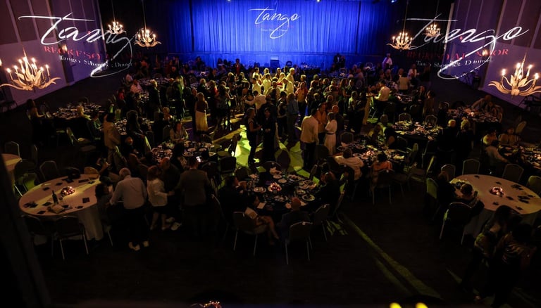 People having fun and dancing at the Regreso al Amor Tango Dinner Show.