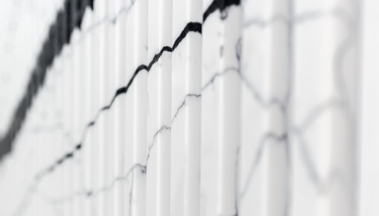 "frezuota kvarco akmens sienelė"