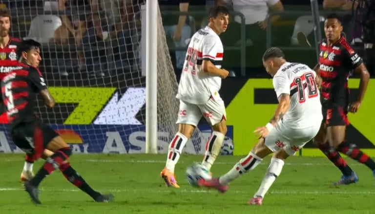 Luciano, camisa 10 do São Paulo, arrisca da entrada da área em lance contra o Flamengo.