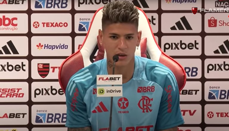 Jorge Carrascal em sua coletiva de apresentação no Flamengo