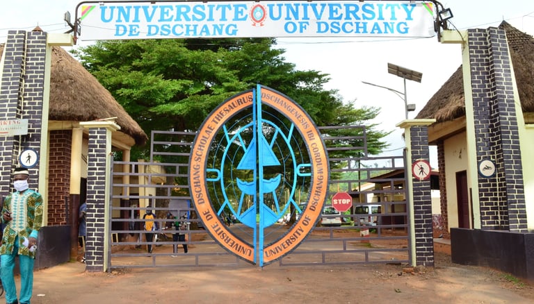 Un homme debout devant l'entrée fermée de l'Université de Dschang au Cameroun