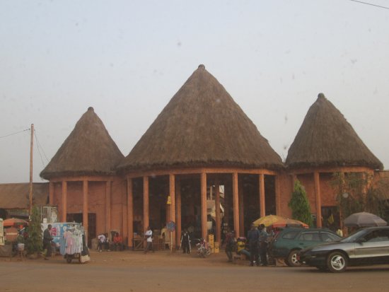 Un groupe de personnes debout devant le marché de Dschang au Cameroun