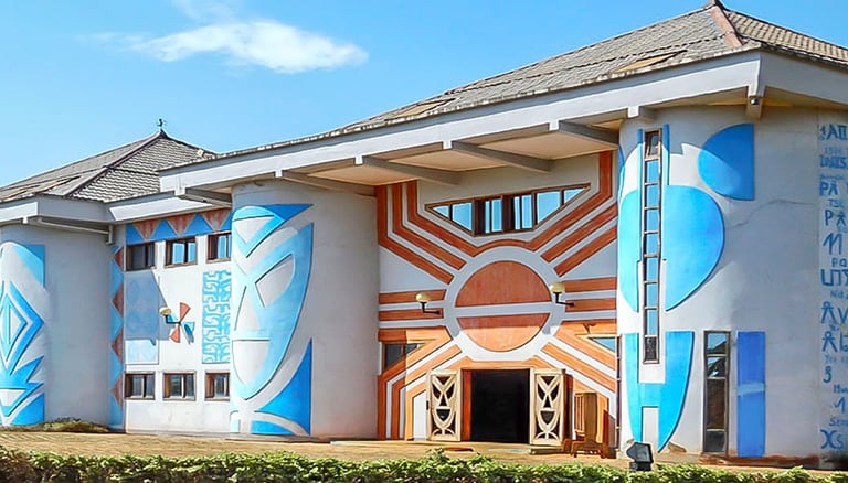 Un bâtiment avec une grande fresque sur le côté