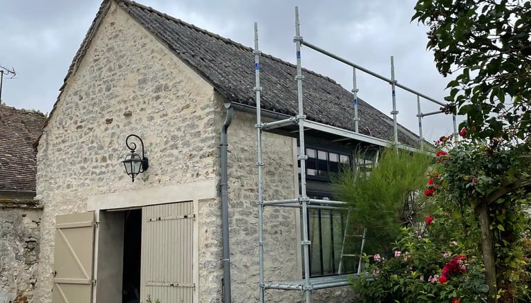 Préparation de chantier : échafaudage monté avant réfection de toiture sur maison en pierre à Saint-Germain-en-Laye (78)